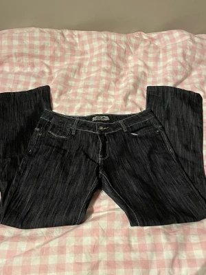 Coola jeans med detaljer  - Vintage och aldrig använda. Säljer på grund av att de är för små. 
