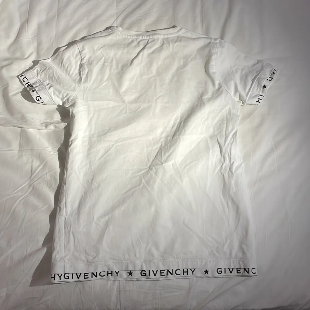 Givenchy t shirt använd ett fåtal gånger med inga synliga fel, även utan slit på tryck  12+ storlek (12-14 år). T-shirts.