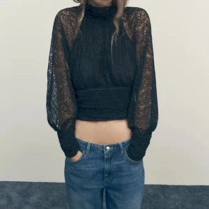 Zara blus - Så sjukt snygg blus från zara köpt i vintras förra året så den säljs inte längre! Kommer inte längre till användning 🖤