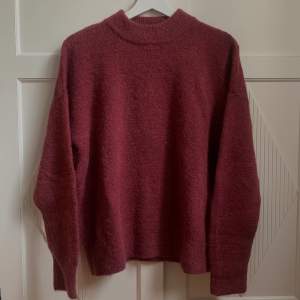 Varm mysig stickad tröja från BikBok som aldrig använts. Färger är vinröd, sista bilden visar färgen bäst! Kontakta vid frågor 😊