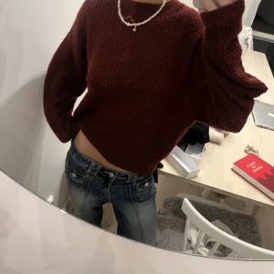 Stickad tröja - Röd stickad tröja. Knappt använd jättebra skick! Storlek xs men passar s också 