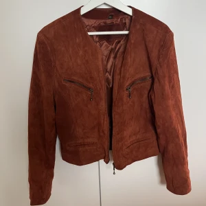 Mocka jacka - En härlig höstjacka i mocka! Köpt på en second hand butik för 400kr och men kommer ej till användning. Den sparsamt använd! 