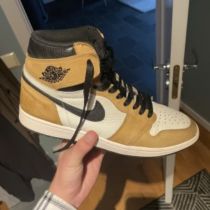 Jordan 1 High Rookie of the year - Prövar igen:  Säljer ett par Jordan 1 high Roty. Storlek 44,5, cond 7/10. Box, kvitto finns. StockX värderat till 500-600$ i denna storleken. 