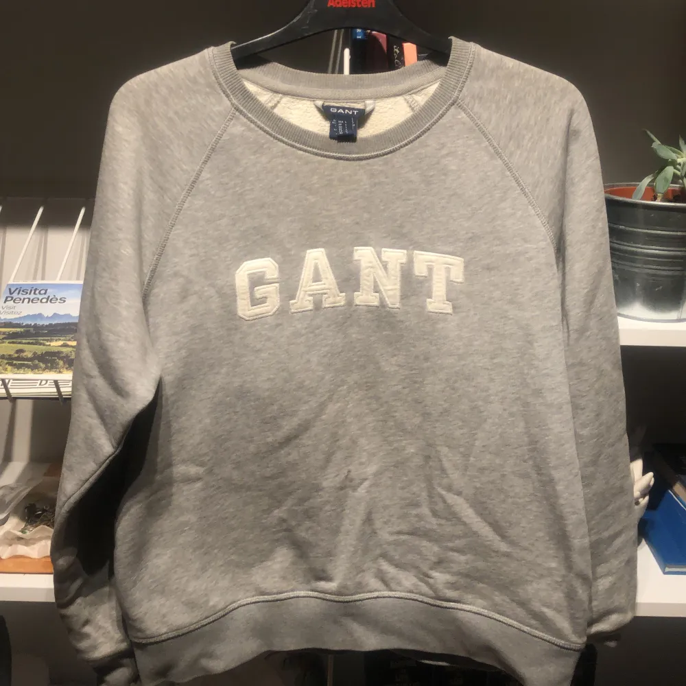 Grå tröja från Gant, det står storlek L men jag skulle säga att den sitter som S/M.. Tröjor & Koftor.