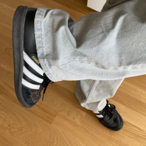 Svarta adidas samba - Svarta adidas samba i bra skick, använda fåtal gånger förra hösten! Storlek 42, jag har vanligtvis 40, de går bra att bära för mig men skulle säga att även 41 och 42 skulle passa utmärkt i dessa skor!