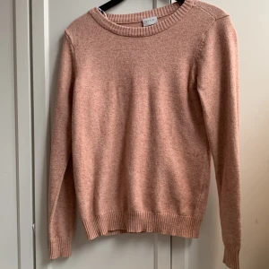 Stickad tröja från Vila - Säljer den här rosa stickade tröjan från vila 💕 Endast använd få gånger och inga skador. 