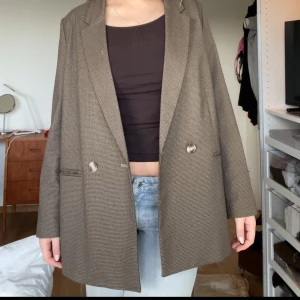Oversized blazer - Skitsnygg brun (smårutig) blazer skönt material och lite fodrad inuti! Funkar både på vinter och sommar och till byxor samt klänning & klackar! 