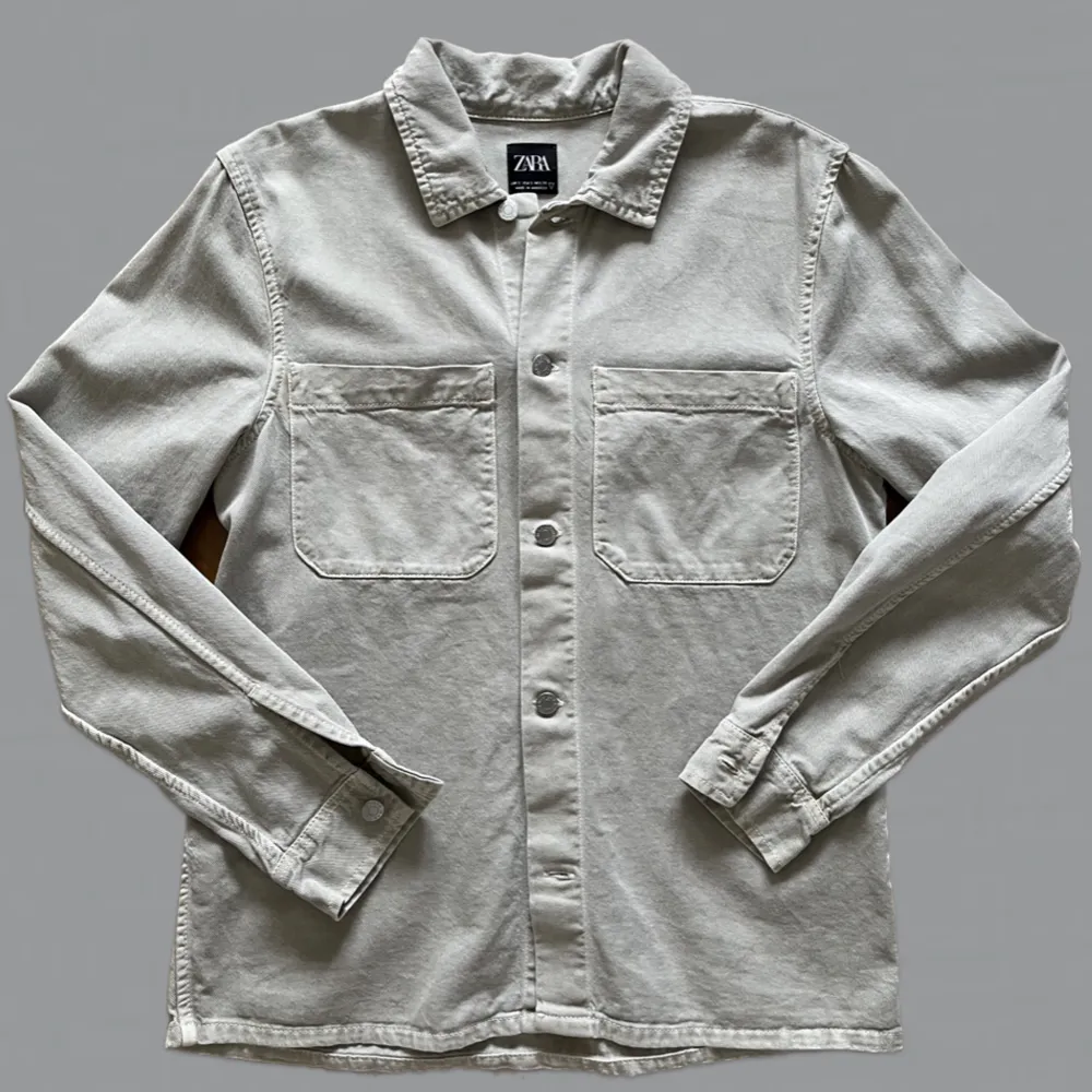 Zara Overshirt/Skjorta i beige. Säljer då den blivit för liten för mig. Inga defekter. Storlek S. Skriv privat för fler bilder/frågor osv 🤝. Skjortor.