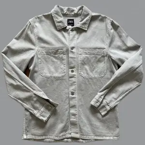 Zara Overshirt/Skjorta i beige. Säljer då den blivit för liten för mig. Inga defekter. Storlek S. Skriv privat för fler bilder/frågor osv 🤝