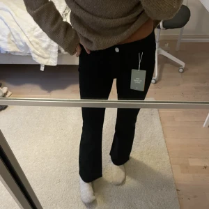 Oanvända low flare jeans - H&M - Säljer dessa oanvända lågmidjade flare jeansen från H&M, lappen är kvar. Säljer då de är för korta. De är i storlek 152 och innerbenslängden är ungefär 70 cm. Priset går att diskutera vid snabb affär. Passa på att köpa idag (19/11)  då det är fri frakt! 