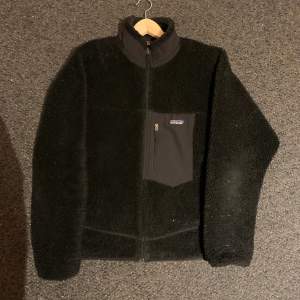 Patagonia fleece jacket retro x. Ny pris 2200, denna är använd sparsamt och har ett skick på 8/10. 