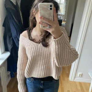 Stickad tröja - Supersöt chunky stickad tröja PERFEKT nu till vintern eller sena sommarkvällar🥰 använd fåtal gånger och i väldigt bra skick!