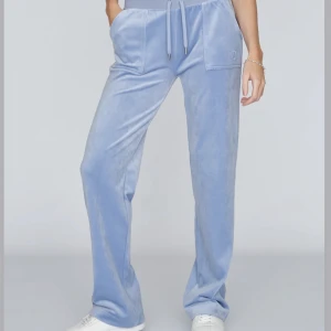 Juicy couture byxor - Juicy byxor i powder blue💙 Använda men som nya. Säljer pga att dem inte passar längre. Står inte för postens slarv💌