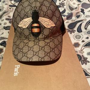 Gucci bee keps  Skick: 8/10 Storlek: L/59cm  Pris: 2400kr Kvitto finns