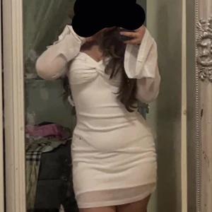 jätte fin klänning som passar skittt bra till allt!! - ganska kort men d e skit snyggt, sen ser kortare ut för att jag tar upp min fot men den e nt så kort. STRETCH pris kan diskuteras