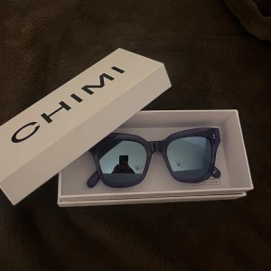 chimis  - Fina chimi solglasögon i modellen 005 knappt använda färgen acai 