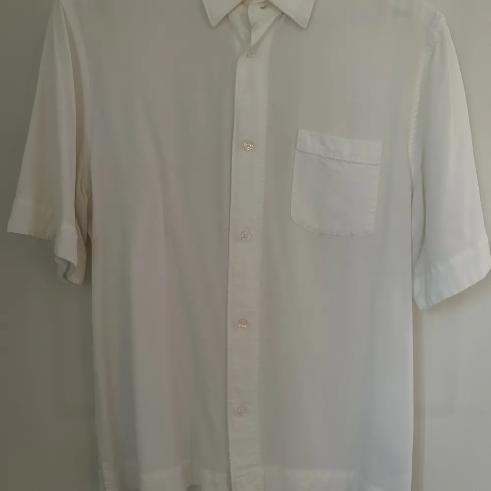 Knappt använd skjorta från Filippa K i storlek 48. Material i 100% lyocell . Skjortor.