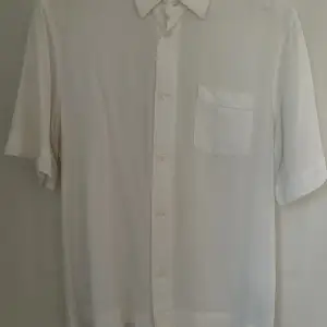 Knappt använd skjorta från Filippa K i storlek 48. Material i 100% lyocell 