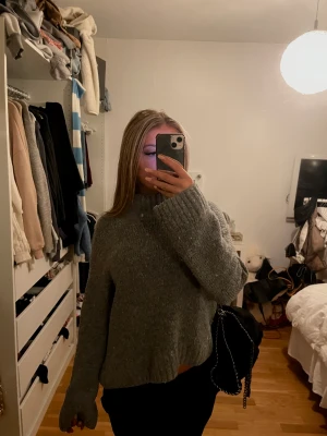 grå stickad tröja  - jätte fin grå stickad tröja som är lite kortare, inte croppad men inte oversized lixom 🤍