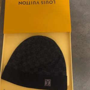 En fräsh oanvänd louis vuitton mössa i one size som passar perfect inför vintern för både tjejer och killar vid mer frågor och intressen så är det bara att höra av sig. Boxen med följer ej. Finns massa annat i sidan cheka så kommer du säkert hitta nått😁