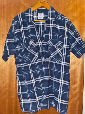 Dickies skjorta  - Snygg dickies skjorta som inte är använd så ofta då den är för stor