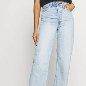 Levis ribcage straight - Säljer mina Levis ribcage straight i ljus blått (som färgen på 2a bilden). De sitter superfint men ahr tyvärr blivit för stora för mig. Storlek w26l29. Priset kan diskuteras vid snabb affär, köparen står för frakten🥰