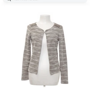 Tröja  - Säljer min tröja då jag inte har någon användning av den. Den är i bra skick och skriv för fler bilder🌸