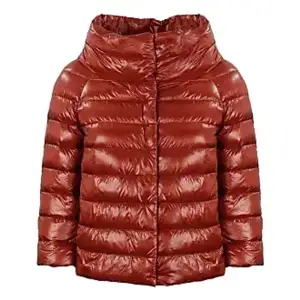 Så häftig röd jacka som är identisk med den populära Herno-jackan. Köpt secondhand utan lapp i, men helt utan skador/fläckar. 