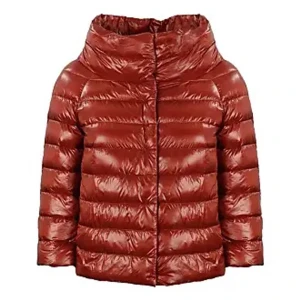 Herno-liknande jacka  - Så häftig röd jacka som är identisk med den populära Herno-jackan. Köpt secondhand utan lapp i, men helt utan skador/fläckar. 