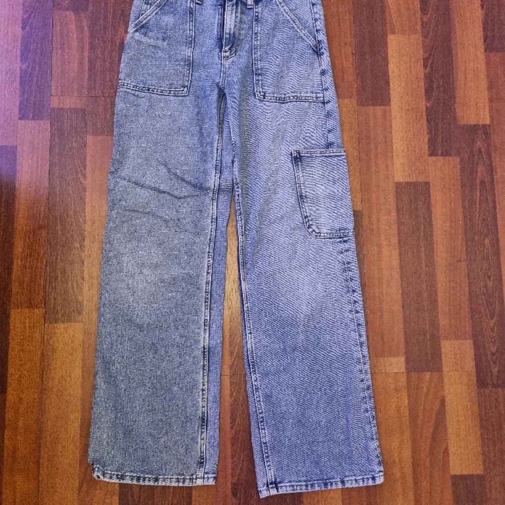 Ett par fina jeans med två vanliga fickor back, två fickor fram och en ficka på benet. Jeans & Byxor.