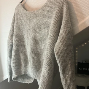 Stickad tröja - Superskön tröja med öppen rygg  S-M