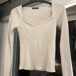 Tröja  - Säljer min fina tröja ifrån Gina i storlek S då den inte kommer till andvändning längre❣️ säljer den för 100kr 🤍