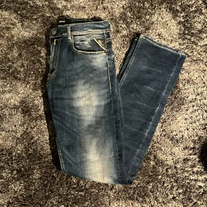 Replay Jeans Grover - Säljer dessa snygga replay jeansen i modellen ”grover”. Jeansen är i riktigt god kvalitet och har inga tecken på användning🙌 Storleken på jeansen är 32/34! Hör av dig vid frågor eller funderingar🤩 Priset är inte heller hugget i sten⚡️