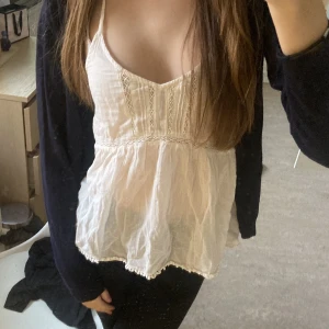 Linne vit  - Vitt linne från Gina tricot i bra skick! Supersöt men lite transparent. Har söta mönster på sig. Fler bilder kommer läggas upp❤️