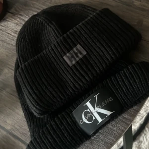CK & HH mössor  - Använda, men i gott skick båda två! Calvin Klein och Helly Hansen