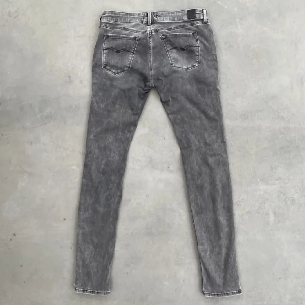 Replay jeans, skick 9/10, som nyskick, storlek 31/34.  Nypris 1500kr Säljer för ej passar längre.. Jeans & Byxor.