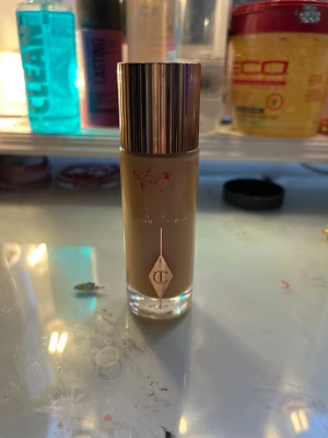 Charlotte tilbery Hollywood flawless filter - Säljer min Hollywood flawless filter då den är för mörk för mig. Knappt använd men texten har försvunnit lite. Färg 4.5