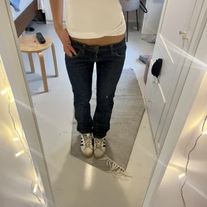 Lågmidjade jeans  - Lågmidjade straight jeans k en mörkblå tvätt. Midjemått 38cm innerbenslängd 77 cm❤️‍🔥