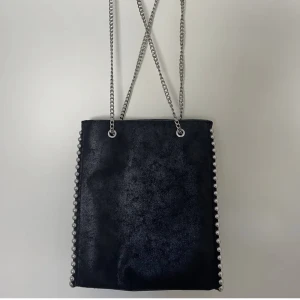 Zara väska - Svart väska från ZARA, med silvrig kedja och pärlor på kanterna. Inuti finns ett litet fack på sidan samt ett stort fack i mitten som uppdelar väskan💘