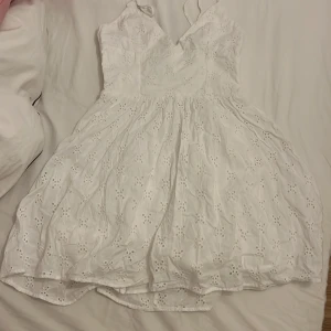 Snygg zara klänning ❤️ - En super snygg zara klänning. som är i storlek XS. Den är köpt i vinter 2022. Den är i super bra skick.  Pris kan diskuteras ❤️! Köpare står för frakten ❤️