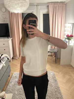Vit stickad T-shirt från Zara  - Super fin stickad t-shirt från Zara som är använd en gång så den är i fint skick utan några defekter! ❤️🤗