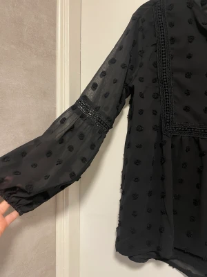 Svart blus - Super fin svart blus i toppen skick, men som inte kommer till användning! Storlek M, men skulle säga att den är mindre i storleken