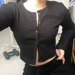 Kofta zara - Svart kofta från zara. Storlek M men är relativt liten i storlek och passar mig som har xs-s men funkar även för M såklart! 