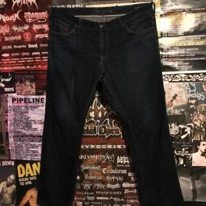 baggy tommy hilfiger jeans fett stora i midjan och är typ 34 i längden
