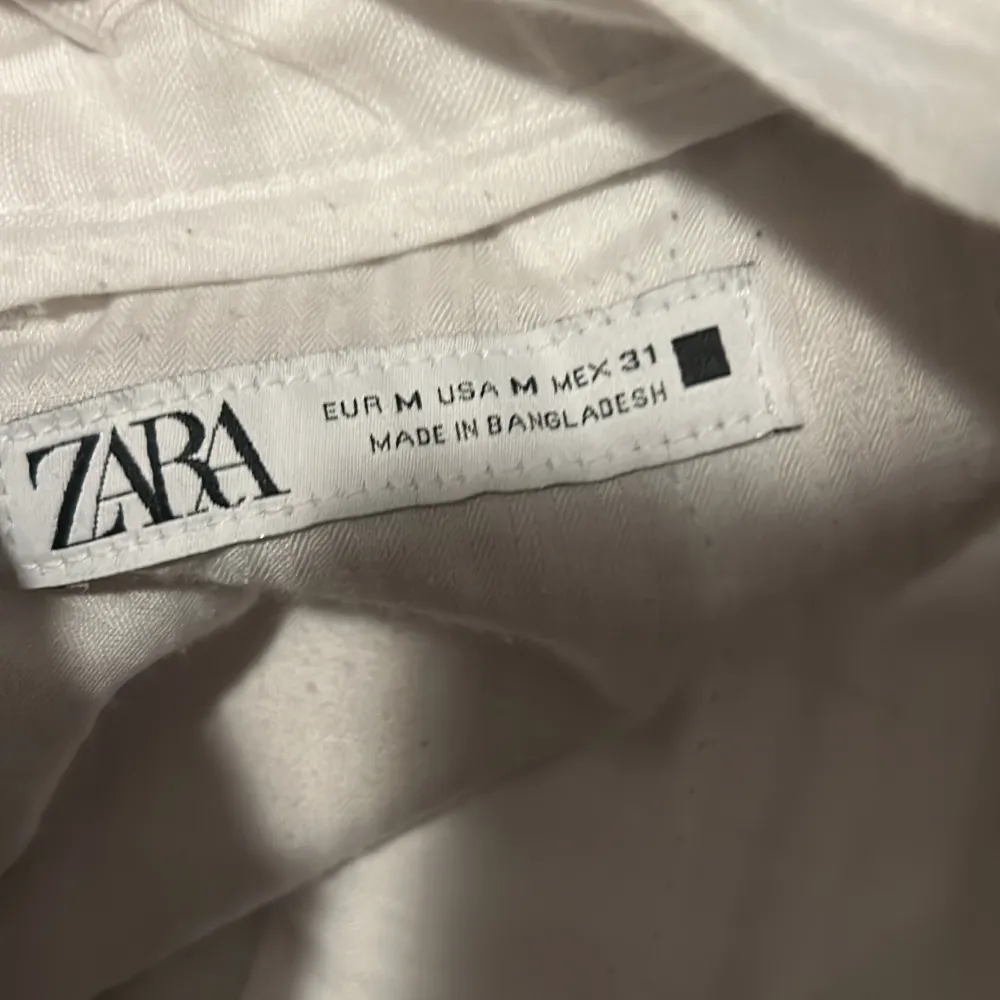 100% linne från zara köpta för 500 10/10 skick ingen skador. Kom privat för frågor. Jeans & Byxor.