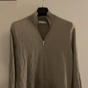 Cardigan - Selected homme cardigan. Säljer då den inte var min smak. Storlek L men sitter som M. Köparen står för frakten