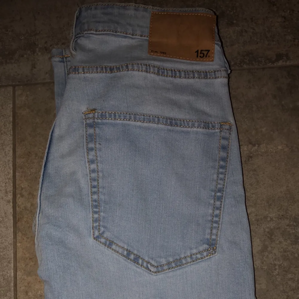 Säljer ett par oanvända jeans från Lager 157.. Jeans & Byxor.