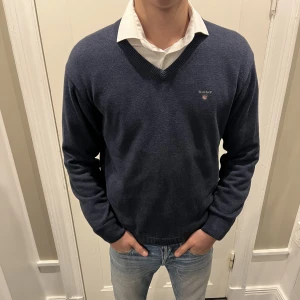 Gant v neck - Säljer nu denna feta v necken den är i väldigt fint skick skulle säja 9/10 cond. Sitter välldigt bra på modellen som är 185 lång.