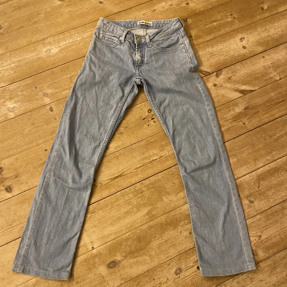 Säljer dessa acne jeans då dom är för små för mig💖Sparsamt använda. W:26 L:32 men ganska små för sin storlek😊Orginal pris ca 2000 kr💗. Jeans & Byxor.