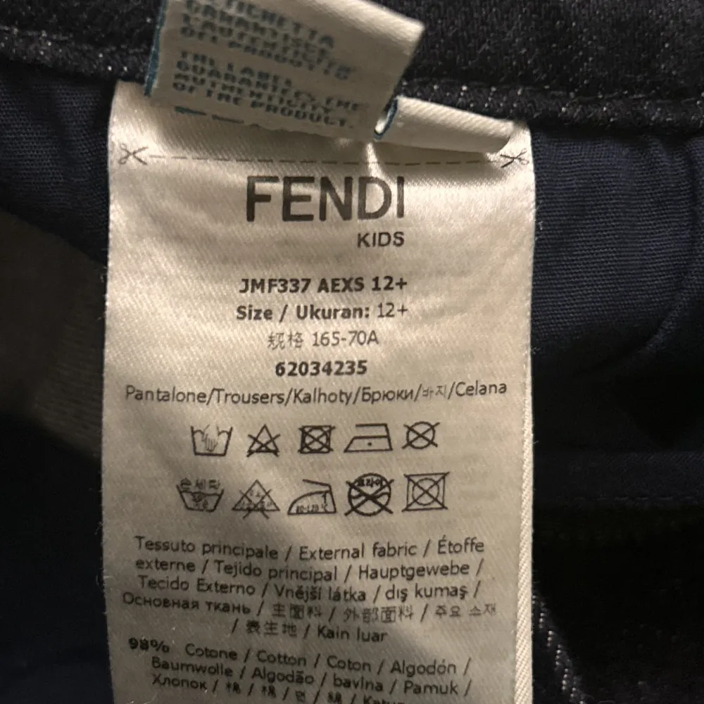 Fendi jeans originala  i storlek xs(12) har inte använd dom en bart testat dom /passar inte mig. Köpte online . Jeans & Byxor.